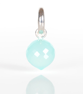 Charms i sølv med facetslebet Aqua Calcedon ædelsten. Match serien.